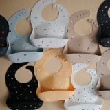 Mushie Silicone Bib / Σαλιάρα σιλικόνης - White Letters - Image 2