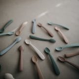 Mushie Silicone Feeding Spoons / Κουτάλια σιλικόνης 2-Pack - Cambridge Blue/Shifting Sand - Image 4