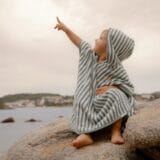 LITTLE DUTCH. Παιδικό πόντσο Seashells and Stripes Surf Blue - Image 3