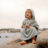 LITTLE DUTCH. Παιδικό πόντσο Seashells and Stripes Surf Blue - Image 2