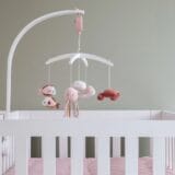 LITTLE DUTCH. Μόμπιλε κρεβατιού Ocean Pink με λευκό βραχίονα. - Image 2