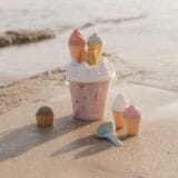 LITTLE DUTCH. Σετ κουβαδάκια παραλίας Ice Cream Ocean Dreams Ροζ - Image 3