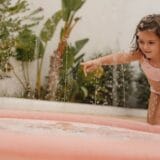 LITTLE DUTCH. Φουσκωτό στρώμα παιχνιδιού Sprinkler Ocean Dreams Ροζ 150 εκ. - Image 4