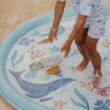 LITTLE DUTCH. Φουσκωτό στρώμα παιχνιδιού Sprinkler Ocean Dreams Μπλε 150 εκ. - Image 4