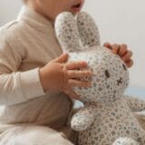 LITTLE DUTCH. Υφασμάτινο κουκλάκι Miffy Lucky Leaves all over 20εκ. GRS - Image 3