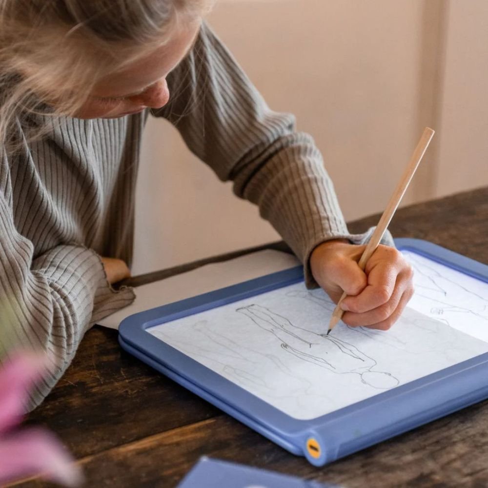 KIDYWOLF: Tablet ζωγραφικής με φως, 2 όψεων με οθόνη LΕD & μαυροπίνακα- Σχέδιο Χαρακτήρες Manga - Image 4