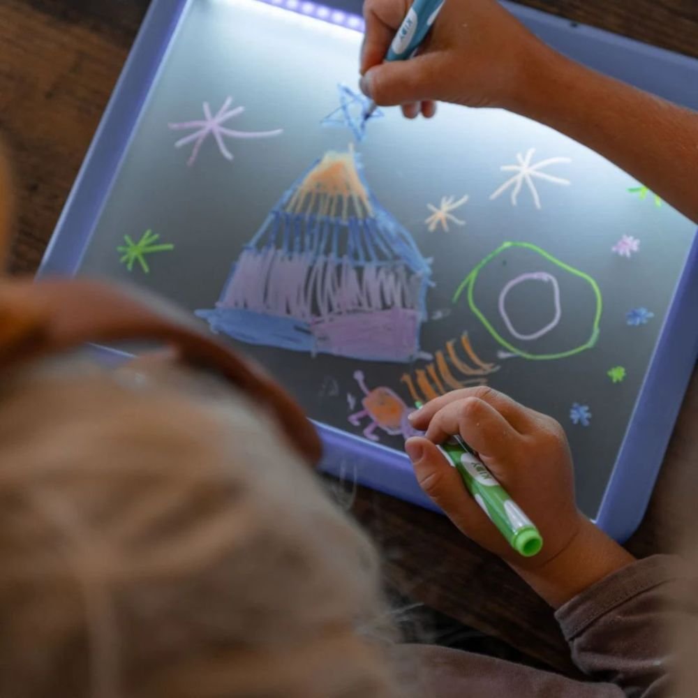 KIDYWOLF: Tablet ζωγραφικής με φως, 2 όψεων με οθόνη LΕD & μαυροπίνακα- Σχέδιο Χαρακτήρες Manga - Image 3
